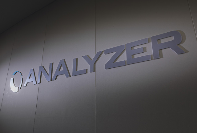 ANALYZERのロゴ