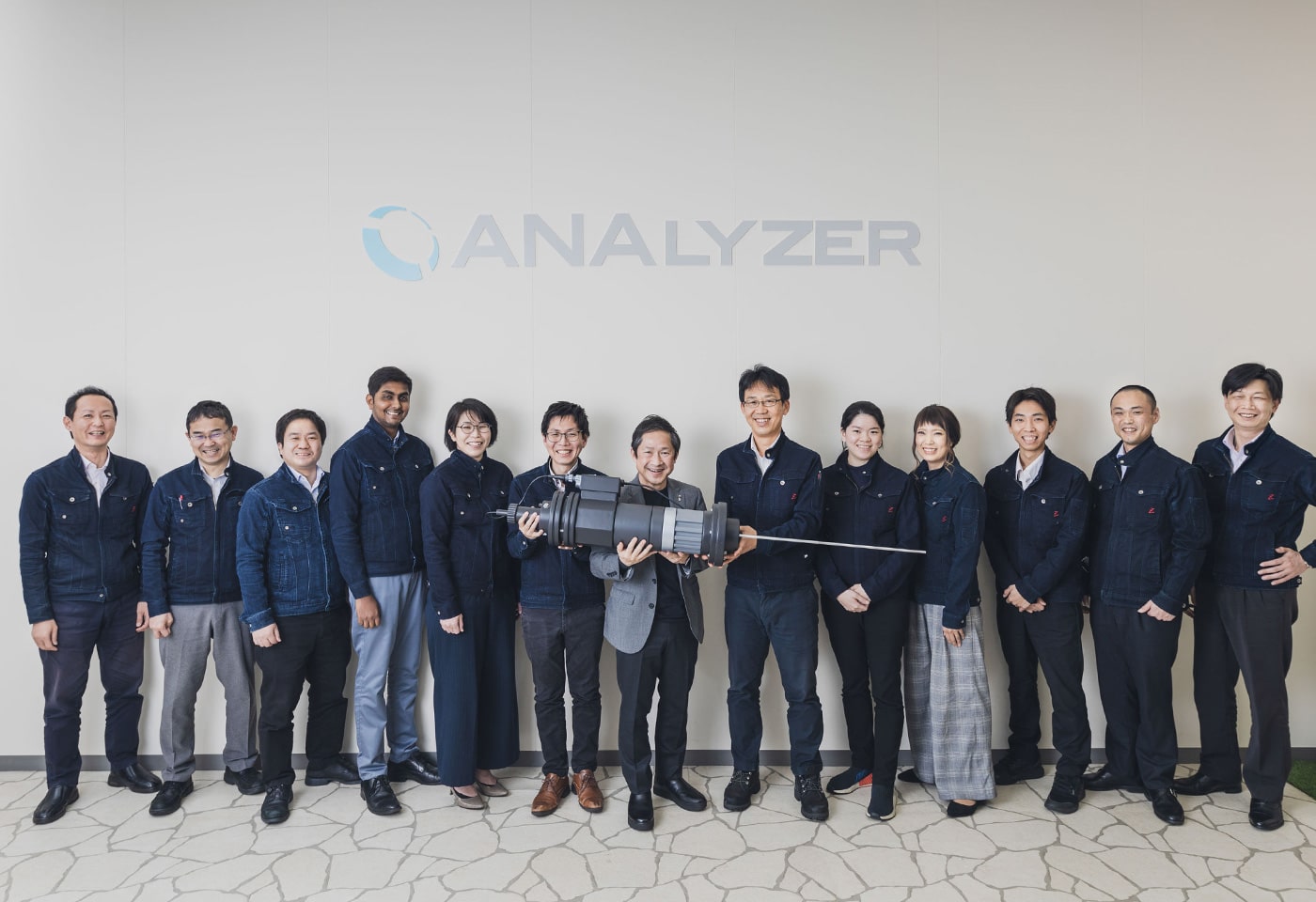 ANALYZER株式会社社員の集合写真